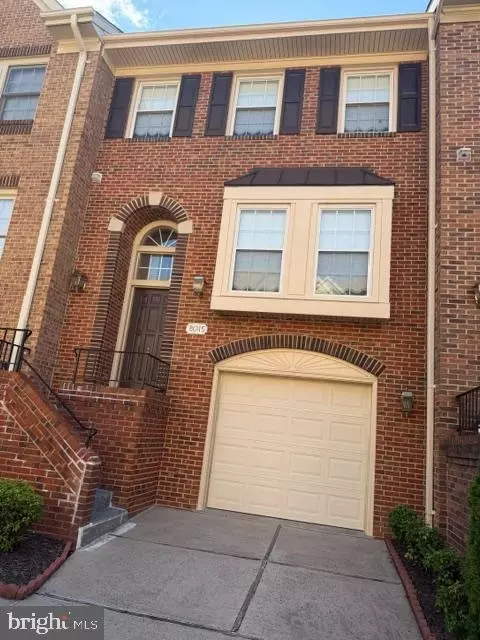 8015 Merry Oaks Ct, Vienna, VA 22182