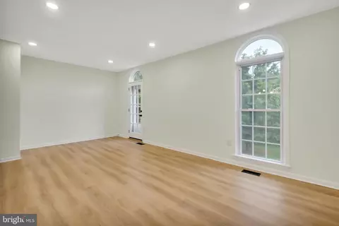 Living - 9347 Peter Roy Ct, Burke, VA 22015 photo 4 of 5