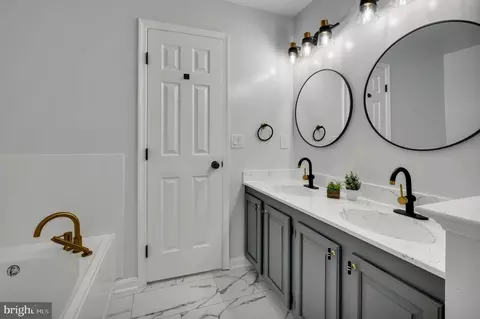 Bath - 9347 Peter Roy Ct, Burke, VA 22015 photo 3 of 5