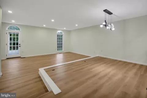 Living - 9347 Peter Roy Ct, Burke, VA 22015 photo 2 of 5