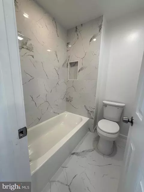Bath - 5772 G Rexford Ct, Springfield, VA 22152 photo 2 of 5