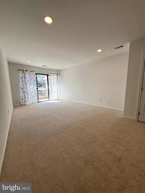 Living - 5772 G Rexford Ct, Springfield, VA 22152 photo 1 of 2
