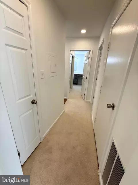 Entry Way - 5772 G Rexford Ct, Springfield, VA 22152 photo 2 of 4