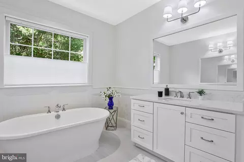 Bath - 1712 East Ave, Mclean, VA 22101 photo 5 of 15