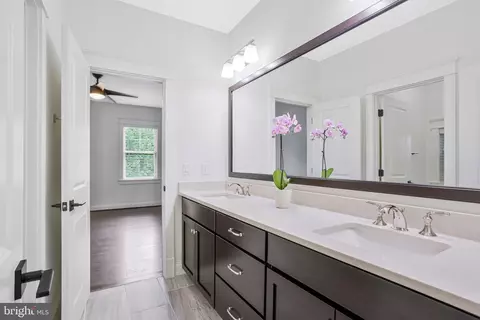 Bath - 1712 East Ave, Mclean, VA 22101 photo 13 of 15