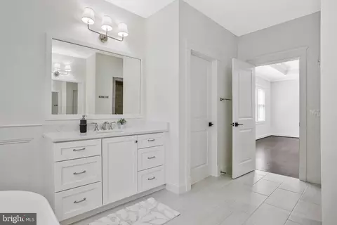 Entry Way - 1712 East Ave, Mclean, VA 22101 photo 12 of 15
