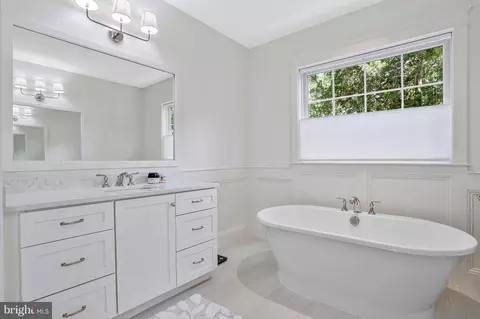 Bath - 1712 East Ave, Mclean, VA 22101 photo 4 of 15