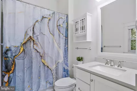 Bath - 1712 East Ave, Mclean, VA 22101 photo 2 of 15