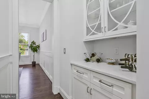 Entry Way - 1712 East Ave, Mclean, VA 22101 photo 4 of 15