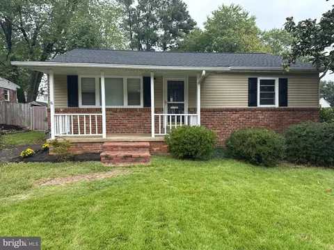 2822 E Side Dr, Alexandria, VA 22306