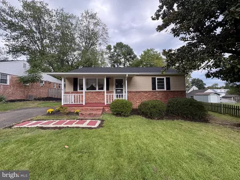 2822 E Side Dr, Alexandria, VA 22306