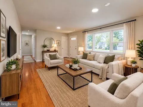 2822 E Side Dr, Alexandria, VA 22306