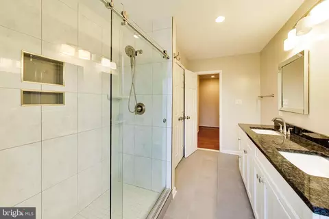 Bath - 1018 Salt Meadow Ln, Mclean, VA 22101 photo 3 of 4