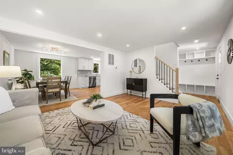 2851 Edgelea Rd, Vienna, VA 22181 photo 9