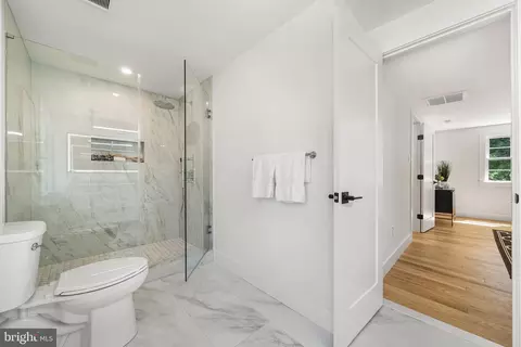 2851 Edgelea Rd, Vienna, VA 22181 photo 33