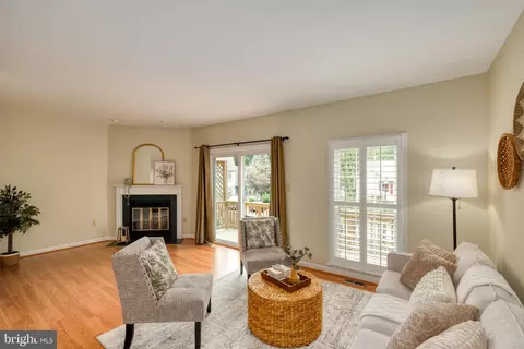 Living - 8174 Cliffview Ave, Springfield, VA 22153 photo 1 of 4