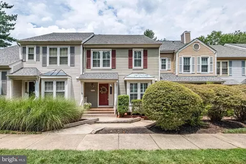 Exterior - 8174 Cliffview Ave, Springfield, VA 22153 photo 2 of 9