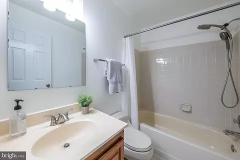 Bath - 8174 Cliffview Ave, Springfield, VA 22153 photo 4 of 8