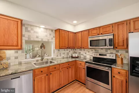 Kitchen - 8174 Cliffview Ave, Springfield, VA 22153 photo 3 of 4