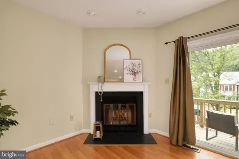 Living - 8174 Cliffview Ave, Springfield, VA 22153 photo 2 of 4