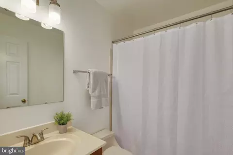 Bath - 8174 Cliffview Ave, Springfield, VA 22153 photo 5 of 8
