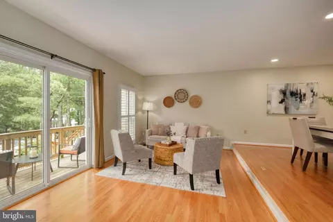 Living - 8174 Cliffview Ave, Springfield, VA 22153 photo 3 of 4