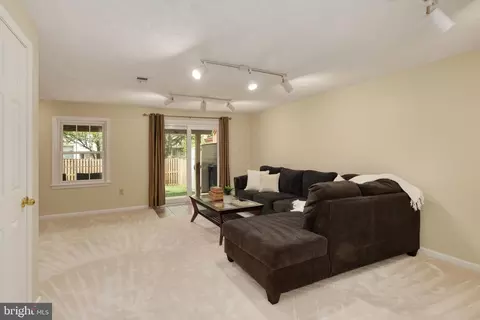 Living - 8174 Cliffview Ave, Springfield, VA 22153 photo 4 of 4