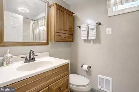 Bath - 7505 Hogarth St, Springfield, VA 22151 photo 4 of 6