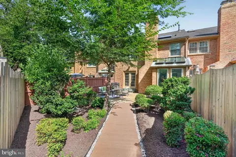 Exterior - 7328 Aynsley Ln, Mclean, VA 22102 photo 10 of 11