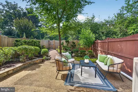 Exterior - 7328 Aynsley Ln, Mclean, VA 22102 photo 7 of 11