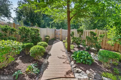 Exterior - 7328 Aynsley Ln, Mclean, VA 22102 photo 9 of 11