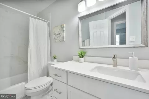 Bath - 7328 Aynsley Ln, Mclean, VA 22102 photo 2 of 3