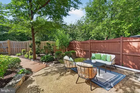 Exterior - 7328 Aynsley Ln, Mclean, VA 22102 photo 8 of 11