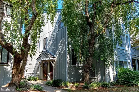 2263 Hunters Run Dr, Reston, VA 20191