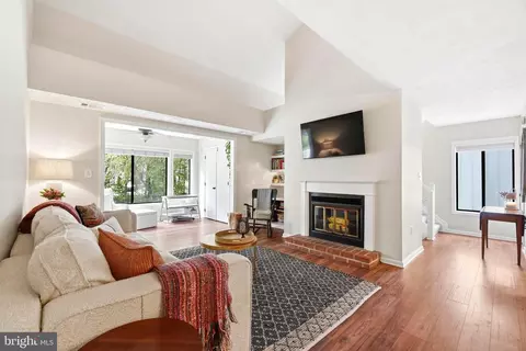 2263 Hunters Run Dr, Reston, VA 20191