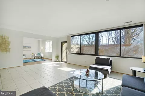 3713 S George Mason Dr #T5W, Falls Church, VA 22041