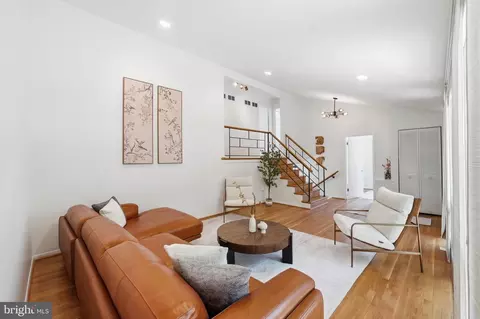 5617 Hershey Ln, Alexandria, VA 22312