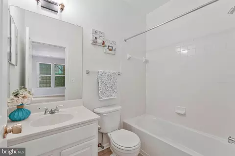 Bath - 4113 River Forth Dr, Fairfax, VA 22030 photo 4 of 4