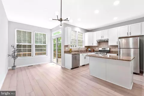 Kitchen - 4113 River Forth Dr, Fairfax, VA 22030 photo 4 of 6