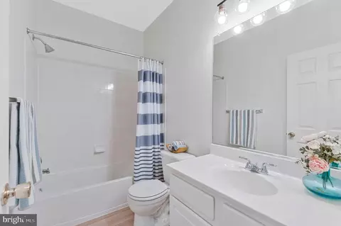 Bath - 4113 River Forth Dr, Fairfax, VA 22030 photo 3 of 4