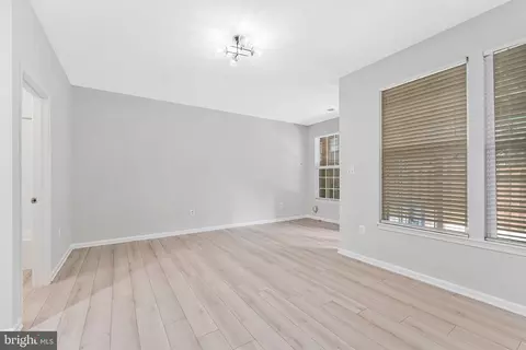 Living - 4113 River Forth Dr, Fairfax, VA 22030 photo 5 of 6