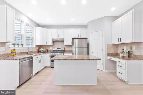 Kitchen - 4113 River Forth Dr, Fairfax, VA 22030 photo 1 of 6
