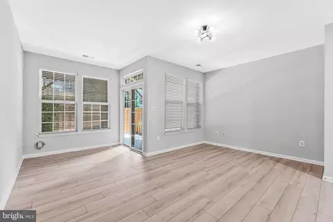 Living - 4113 River Forth Dr, Fairfax, VA 22030 photo 4 of 6