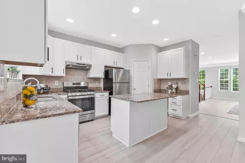 Kitchen - 4113 River Forth Dr, Fairfax, VA 22030 photo 3 of 6