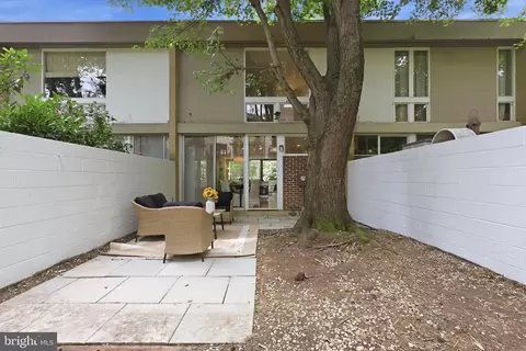 Exterior - 11510 Maple Ridge Rd, Reston, VA 20190 photo 4 of 5