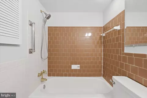 Bath - 1923 Wilson Ln #201, Mclean, VA 22102 photo 2 of 3