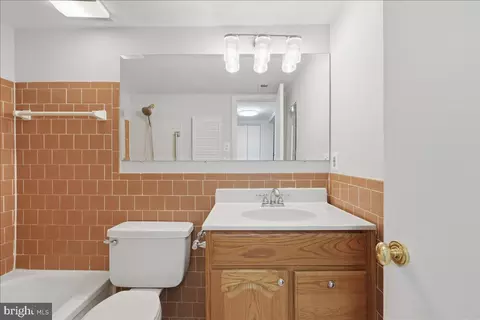 Bath - 1923 Wilson Ln #201, Mclean, VA 22102 photo 1 of 3