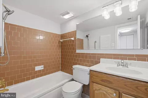 Bath - 1923 Wilson Ln #201, Mclean, VA 22102 photo 3 of 3