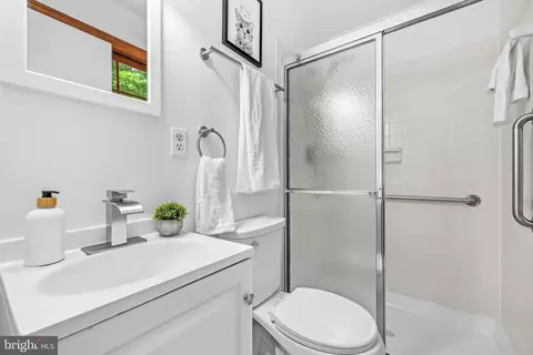 Bath - 7233 Ashview Dr, Springfield, VA 22153 photo 3 of 3