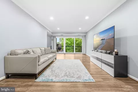 9715 Kings Crown Ct #201, Fairfax, VA 22031